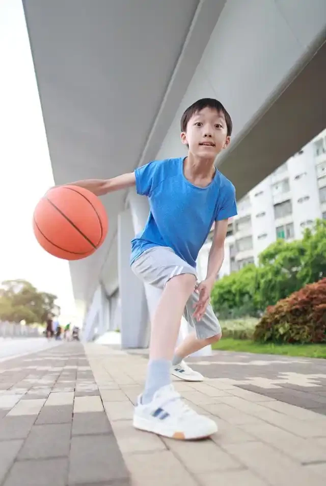 老年篮球爱好者如何练习控卫技巧_1